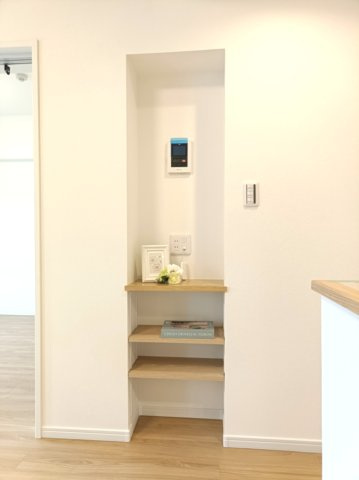 【パントリー】　キッチン横にはパントリー収納を設置。効果的な日常備蓄ができ、日々の収納だけでなく、防災面での備えとしても有効活用できます。