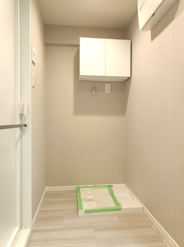 【室内洗濯機置き場】　上部のキャビネットにランドリーグッズなどを収納できます。