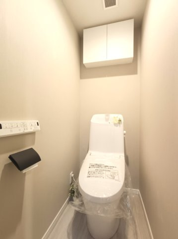 【トイレ】　洗浄機能付きトイレ。上部には収納付で、トイレットペーパー等、買い置きもしやすそうです。