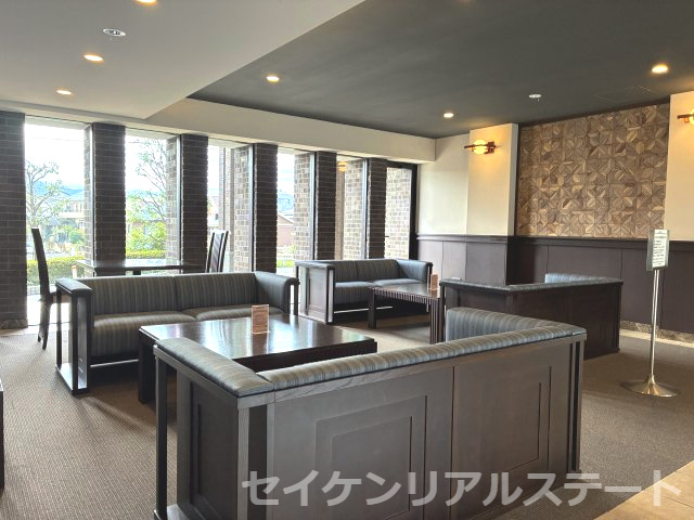 おしゃれなウェルカムラウンジです