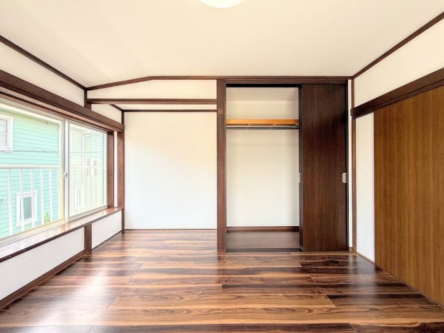 ◆室内はいつも明るい印象なので気持ちの良い朝を迎えられます。各部屋にはクローゼットを完備しており、収納が多いお家はすっきりして快適空間です。