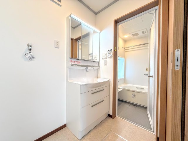 ◆毎日使う場所だから、機能的で使いやすさに配慮したパウダールーム。すっきりと使えるように収納も豊富にご用意しています。