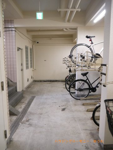 屋根付きの駐輪場となっていますので、雨の日でも大切な自転車が濡れずに済みます。