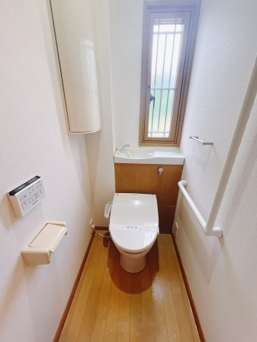 ■トイレ｜トイレ｜1階と2階にトイレがございます♪壁には小物を置けるスペースがあるのでトイレットペーパーのストックを置いておくのにも便利です。