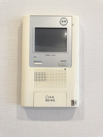 【オートロック】来訪者を映像で確認できるモニター付きインターホンを完備。不審者対策にも配慮され、安心感のある暮らしをサポートします。