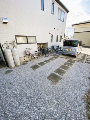 建物の横に駐輪スペースがあり、複数台の自転車を並べて置けます。