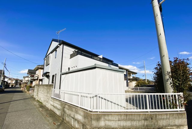 敷地内に大型の物置が設置されており、屋外用品を収納できます。