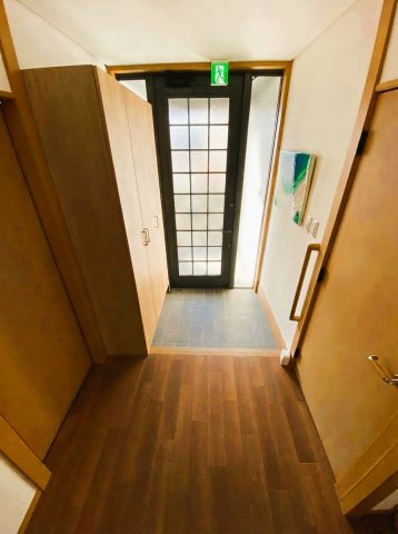 採光部のあるドアから光が差し込み、日中の玄関を明るく保ちます。