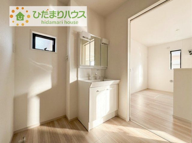 三面鏡の大きな鏡は憧れます(^^♪　鏡の後ろは収納となっていて、細かいものでも収納できるのでスッキリと整理できます！