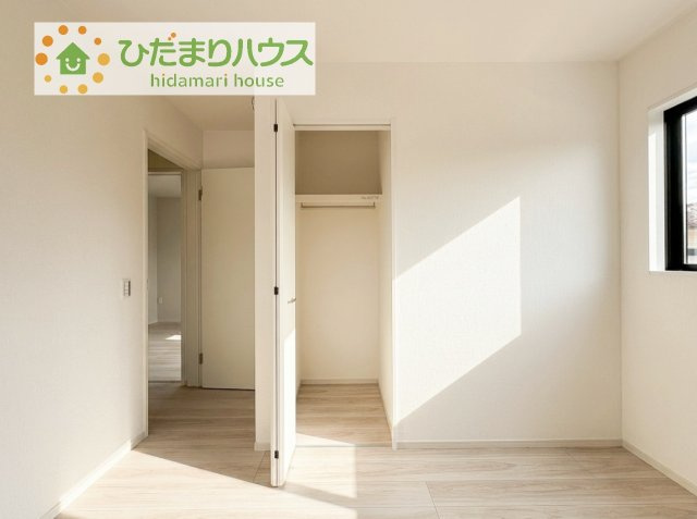 大容量のクローゼット！ハンガーパイプ付き。　洋服をかけて収納すれば、「何を持っているか」忘れることもありません！