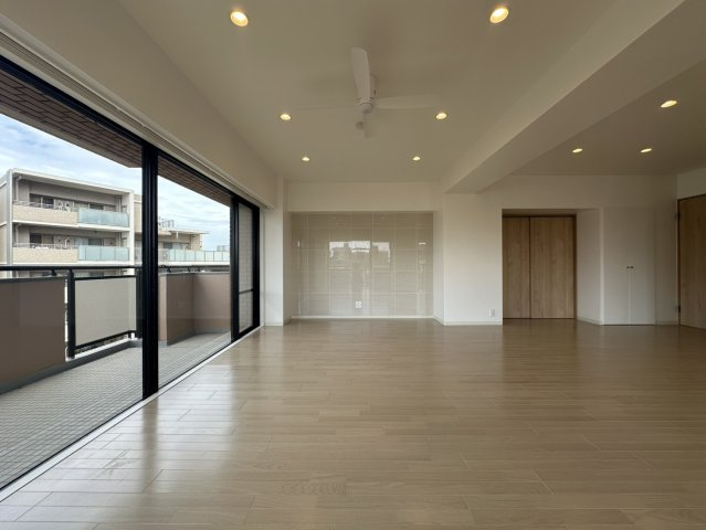 天井ファンを設置してあり、壁面のタイルが高級感があります。