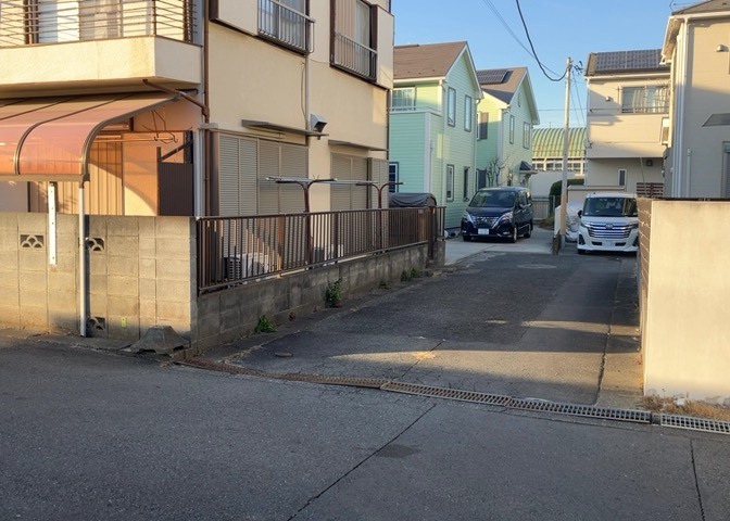 土地の形が極端に長細かったり、狭小地、あるいは道路との高低差がある傾斜地だった場合、後々売ろうとしても買い手がつかない場合もあります。後々、売却することになった時に価値の下がらない土地を選びましょう。