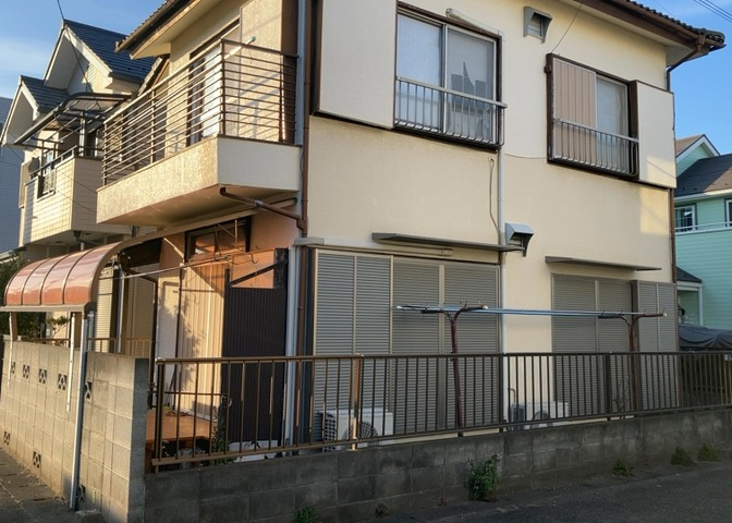 土地の面積＝住宅面積ではありません。建ぺい率の問題などで、土地のある場所によって住宅を建てられる面積は限られています。高さもしかり、「土地」という言葉の中には、建築条件も含まれると考えておきましょう。