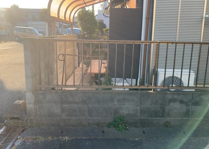 家を建てる場合、方位は要チェックです。現実的に日当たりのよい家ならばリビングは南側、建築基準法でも北側に当たる家への配慮は求められています。土地を見学に行く際は、方位磁針を持って行くようにしましょう。