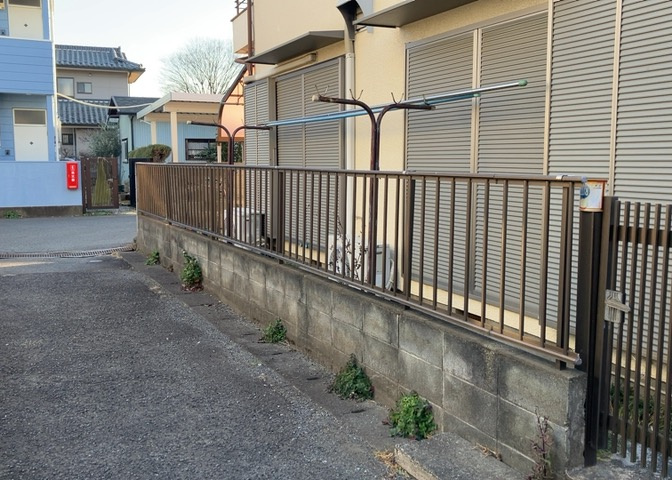 土地の前の道路に消火栓が設置されていることがあります。この場合、道路交通法第45条第1項により、駐車禁止の場所が指定されています。そのため、車庫などの駐車スペースをつくることができない場合があります。