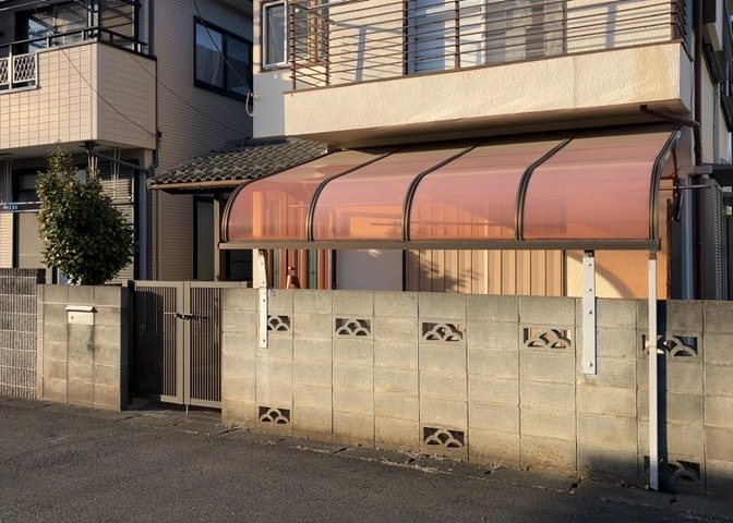 土地購入を検討されている場合、境界杭がない状態で購入してしまうと境界確定測量をする必要があり、費用がかかります。購入の前に、売主、隣土地所有者立ち合いのもと境界を確定し境界杭を設置するのがベストです。