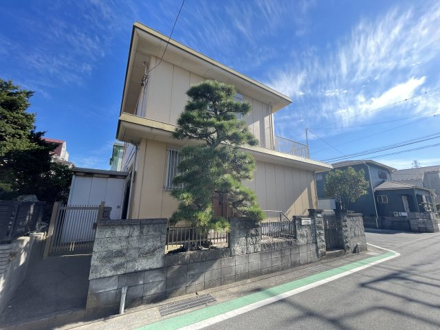 古家付きの売地です。建物詳細：昭和52年4月築　登記簿面積：113.4？　構造：軽量鉄骨造陸屋根2階建
