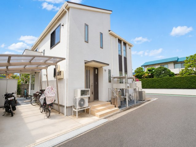 東側・約4ｍ私道　自宅部分（駐車スペースあり）