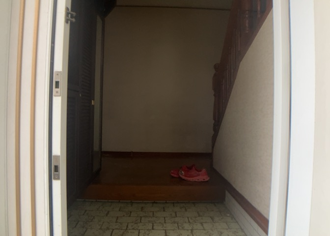 玄関は家の顔でもあり、家族以外の目にも止まる場所です。玄関は外との間を仕切る扉、靴などをしまっておく収納スペース、靴脱ぎのたたきスペース、来客とのやり取りをするドアホンなど複数のアイテムからなります。