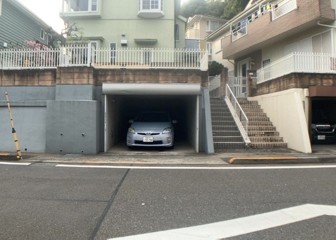 駐車場と明記されていても、最小スペースでつくられた駐車場だと大型車は駐車できなかったり、出入りしにくくなったりする可能性があります。お車のサイズと購入したい物件の駐車場のサイズを現地で確認しましょう。