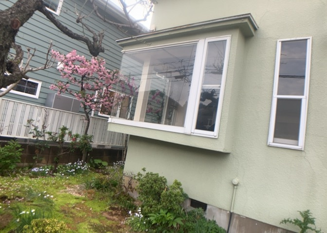 庭があることでガーデニングや家庭菜園はもちろん、こどもの遊び場やペットを放して遊ぶことができます。また、家の周囲に余裕があるということです。隣地との間があれば、十分な日当たりと、風通しが確保できます。