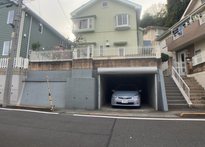住宅用の土地では前面道路に2m以上接していなければならないと法律で定められています。しかし、お持ちの車のサイズやライフスタイルなどにより、2mでは利便が悪い場合もございますので、事前に確認しましょう。