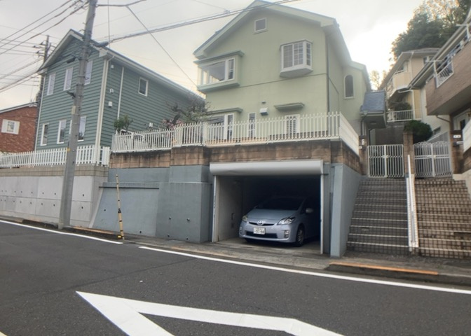 お持ちの車種によっては前面道路が広い方が便利でしょう。しかし、前面道路が広ければその分交通量が多くなるため、騒音などが気になる場合があります。実際に現地を見学し、周辺交通量や騒音などを確認しましょう！