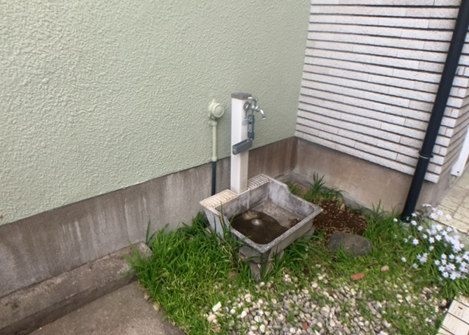 敷地内に散水栓や立水栓があると便利です。水道水を直接利用できるため、水を運ぶ手間を省くことが出来ます。大量の水を必要とする洗車作業や清掃などに役立ちます。その他設備とあわせて、現地でご確認ください。