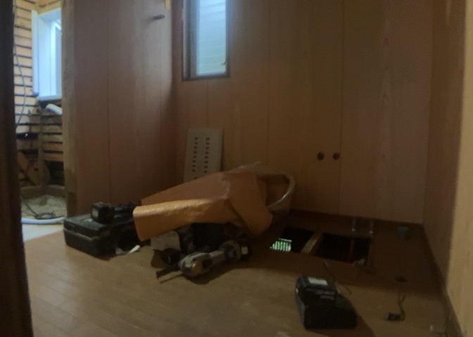 多くの戸建て住宅で見かける洗面脱衣所は、洗面台と洗濯機が2畳ほどのスペースに並べられていて、洗面所が脱衣所を兼ね備えている間取りが一般的です。お客様が利用することもある、パブリックな空間でもあります。