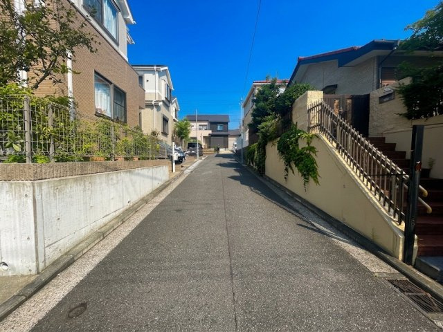 【南西側前面道路写真】陽光降りそそぐ「東南・南西角地」。敷地は約64.43坪のゆとりのある佇まいです。建築条件なし売地のため、お好きなハウスメーカー・工務店で建築可能。