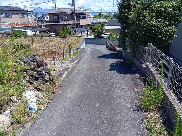南側が道路に接しているので陽当たり良好です。