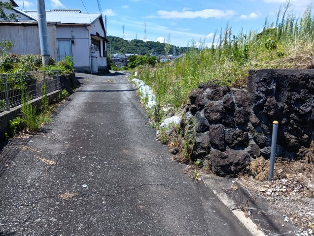 身延線【入山瀬】駅まで徒歩6分の好立地です。小学校まで徒歩4分です。