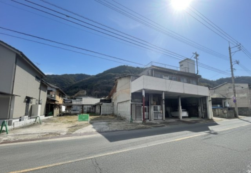前面は県道22号線に接道しています。間口は約22m確保されており、車の出入りもしやすい環境です。通勤や通学、日常の移動にも便利で、住宅用地や店舗など、活用しやすい道路条件が整っています。