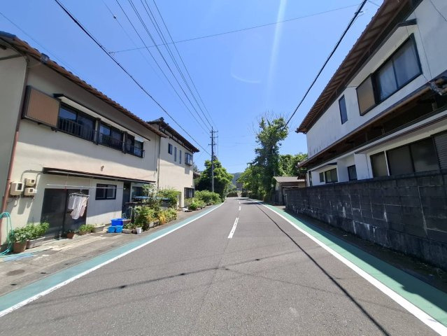閑静な住宅地です。周囲は緑豊かな環境。静かな時間が流れる立地です。