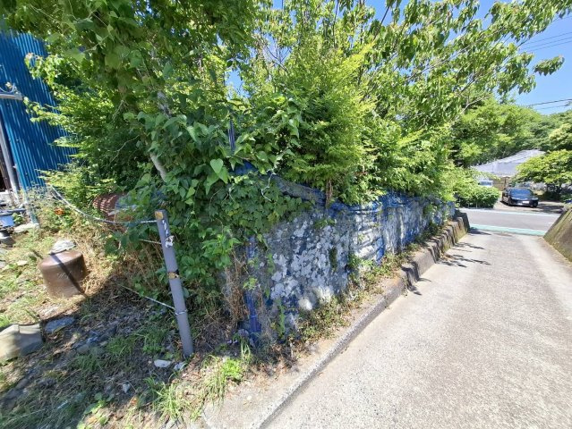 未舗装路にありがちな雨の日の水たまりやぬかるみがなく、車や靴が汚れません。また、乾燥時の砂埃の舞い上がりも防げます。