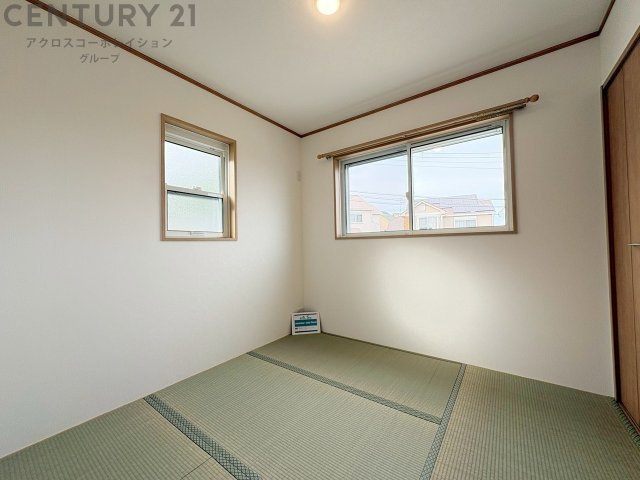 　来客時の寝室や家事スペースなど、多目的に使える和室。畳ならではの柔らかさと調湿性で、季節を問わず快適に過ごせる便利な一部屋です。　