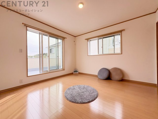 明るい色合いのフローリングとクロスを使用した洋室は家具やインテリアとも調和しやすく空間が広く感じられ開放感を生み出します。自然光を効果的に反射し、室内を明るく保つため、日中の照明使用を抑えられます。　