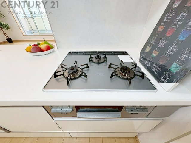 多数の調理器具を同時に使用でき、料理の効率化が可能。省エネで節約になり、様々な料理スタイルに適応できます。また、火力調整が独立しており、手入れや掃除もしやすく、今よりもっとお料理が楽しくなるかも。　