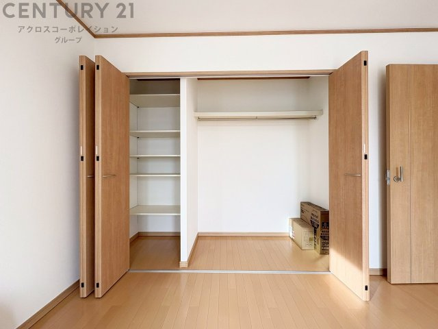 衣類やアクセサリー、小物類の収納が便利で整理整頓がしやすく、部屋の美観を保ちつつ、スペースを最大限に活用できます。衣服のしわやダメージを防ぎ、長持ちさせることができます。　