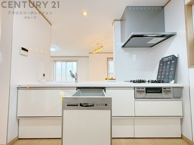 シンプルなデザインと使いやすさを兼ね備えた対面式システムキッチンは、効率的な作業スペースを提供し、家族やゲストとのコミュニケーションを促進します。　