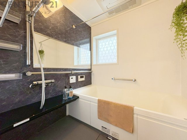 ユニットバスは省スペースでありながら、シンプルな設計と使いやすさを備え、簡便なメンテナンスが可能です。窓付きで換気にも便利です。またミラー・小物置き場もあり便利です。　