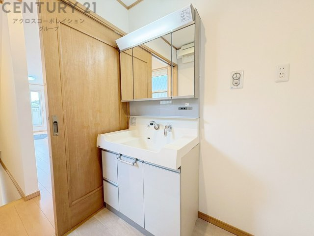 化粧品や洗顔料、歯ブラシなどの必需品をまとめて置ける収納スペースがあり、使用するたびに取り出す手間が省けます。また、水回りのため、濡れても大丈夫な素材が使用されており、お手入れが簡単です。　