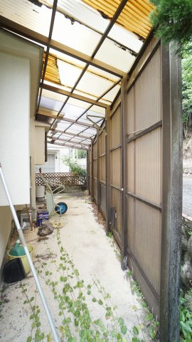◎お庭横に屋根つき洗濯物干し、収納スペースつき