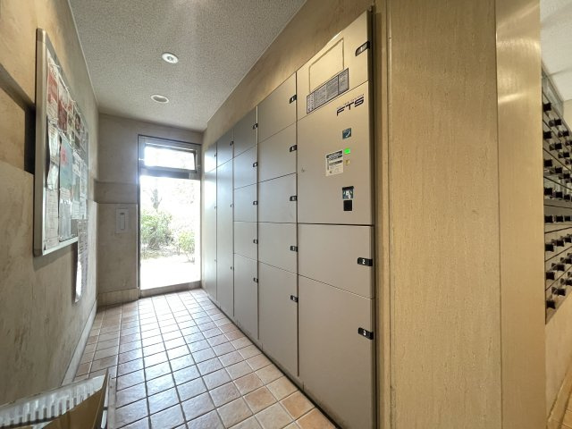 宅配ボックスがありお出かけの多い方にも便利です