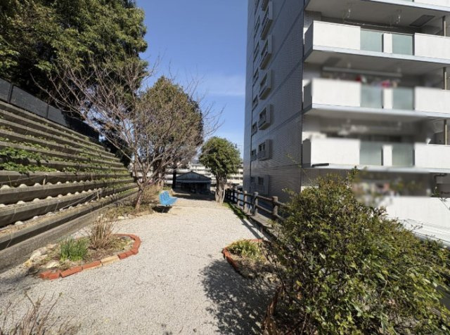 建物周辺は緑を感じられる穏やかな住環境です。