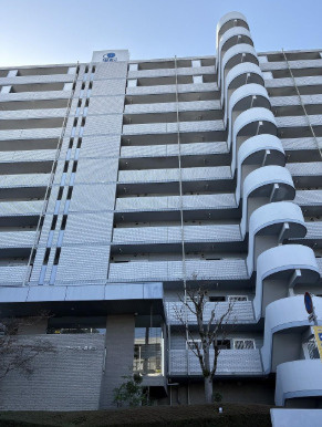 堂々とした外観が目を引く大規模マンション。存在感のあるフォルムです。