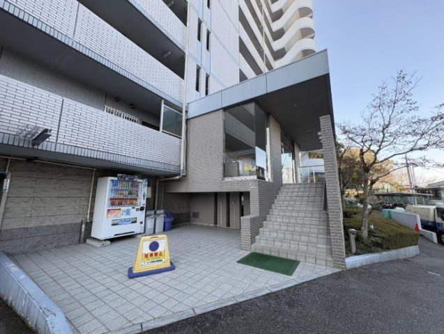 ゆとりあるアプローチ空間。管理の行き届いた共用部分も魅力です。