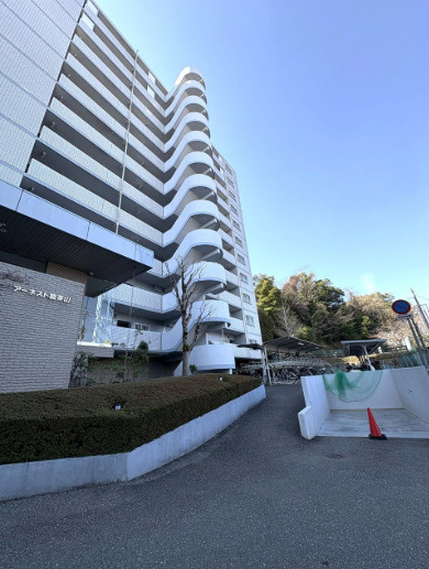 マンション前面道路は見通し良好。お車の出入りもスムーズです。