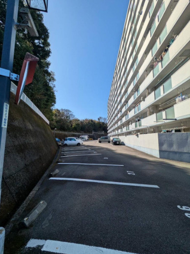 敷地内駐車場を完備。お車をお持ちの方にも安心です。