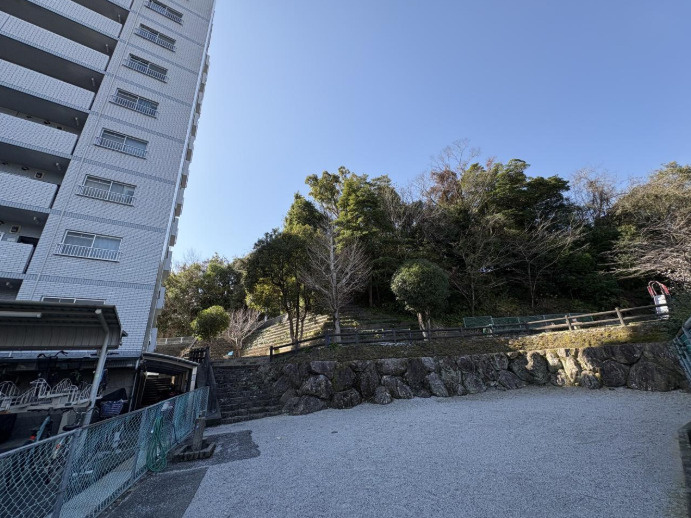 建物周辺は緑を感じられる穏やかな住環境です。